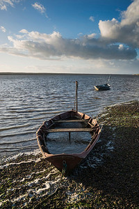 停泊在英国多塞特郡舰队泻湖的美丽日落风景画