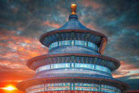 蓝色天坛摄影照片_天坛是北京市中心的一座寺庙和寺院建筑群。天坛
