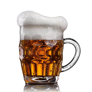 玻璃杯中的啤酒，白色上有孤立的水滴