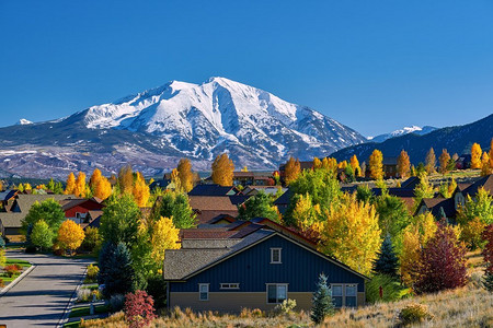 秋天，美国科罗拉多州的居民区。索普里斯山风光。