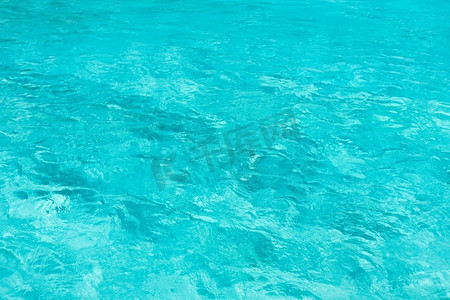 池摄影照片_旅行、度假和背景概念—蓝色的水在池、海或海洋。蓝色的水在游泳池，海或海洋
