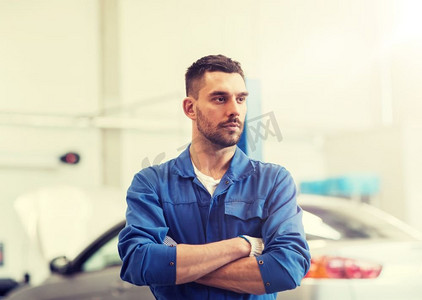 汽车维修，维修，保养和人员概念—汽车修理工或铁匠在车间。汽车修理工或铁匠