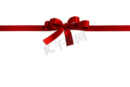 闪亮的红缎丝带和弓隔绝在白色背景。节日礼物的概念。闪亮的红缎丝带蝴蝶结