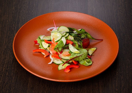 盘子里的蔬菜沙拉。盘子上的蔬菜沙拉，从上面看