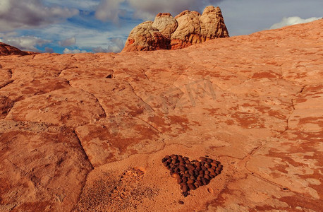 在美丽的砂岩山脉中堆成心形的石头。情人节的概念。