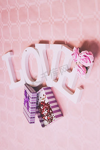 粉色背景下的情话和礼品盒