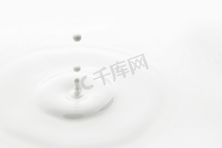 飞溅的牛奶和滴宏观特写镜头背景。牛奶飞溅