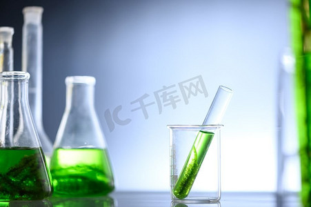 流光字幕摄影照片_生物技术实验室的藻类生物燃料管，实验室的光生物反应器藻类燃料生物燃料行业
