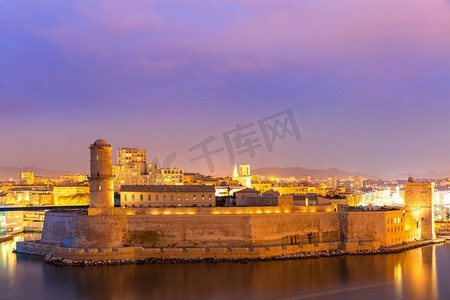 欧式堡垒摄影照片_法国的马赛圣让城堡和大教堂以及维埃港