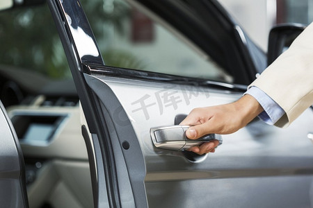 人手开车门的特写