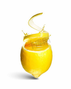 青柠汁。清爽的柠檬鸡尾酒配上多汁的水花