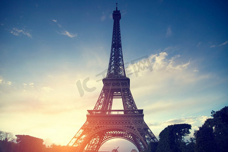 历史的摄影照片_法国巴黎著名的埃菲尔铁塔美景