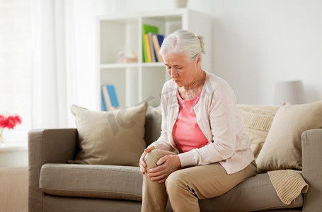 老年、健康问题与人的观念--家中腿部疼痛的老年女性。家中腿部疼痛的老年妇女