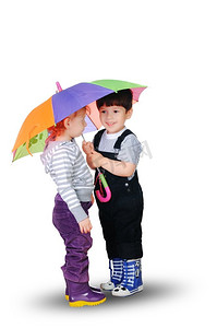 伞下的男孩摄影照片_小男孩和小女孩一起在彩色的伞下。在白色背景