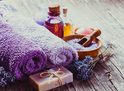 熏衣草水疗-精油，海盐，紫罗兰毛巾和手工肥皂。熏衣草水疗概念
