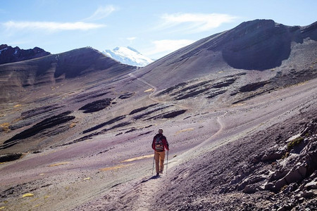 漂亮的彩虹摄影照片_秘鲁库斯科地区维尼康卡徒步旅行场景。蒙大拿州的彩虹山。
