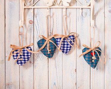 情人节复古装饰-蓝色格子棉心挂在钩子上。圣诞毛心