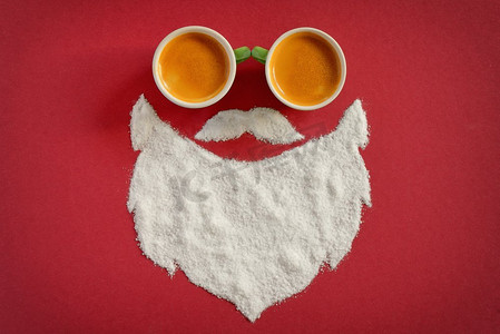圣诞老人白胡子摄影照片_圣诞老人糖白胡子和浓缩咖啡杯
