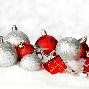 圣诞卡与美丽的红色和银色装饰在雪