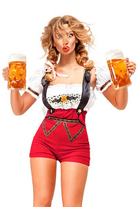 啤酒节女服务员穿着传统的巴伐利亚服装，白色背景下隔离啤酒的创意概念照片。