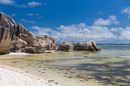 旅游，风景和自然概念-印度洋塞舌尔岛海滩上的岩石。印度洋塞舌尔岛海滩上的岩石