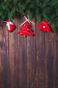 红色毛毡玩具，用于圣诞树或墙壁装饰品，文字放置。红毯玩具