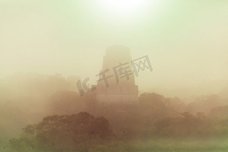 古代丛林摄影照片_提卡尔中美洲危地马拉提卡尔国家公园著名的古代玛雅寺庙