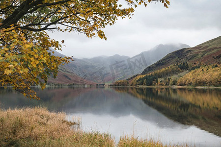 71441372-英国湖区布特梅尔湖令人惊叹的秋季景观图片