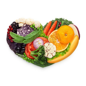 健康食品的概念是人类心脏由蔬菜和水果的混合物制成，可降低死亡风险，隔离在白色上。