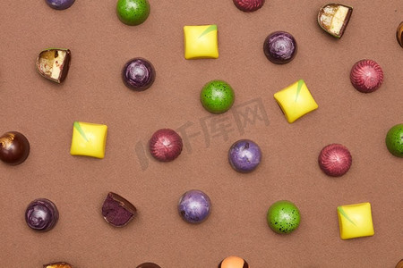 巧克力制成的彩色图案。平躺。食物背景糖果的彩色图案