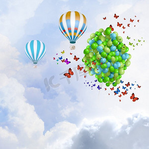 假日背景。晴朗的画面，气球和浮空器在蓝天上飞舞