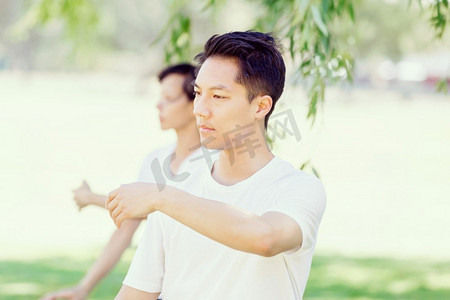 人们在公园里练太极拳。夏天人们在公园里练太极拳