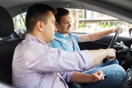 驾驶员课程和人的概念—汽车驾驶学校教练教年轻人驾驶。汽车驾驶学校讲师教男司机