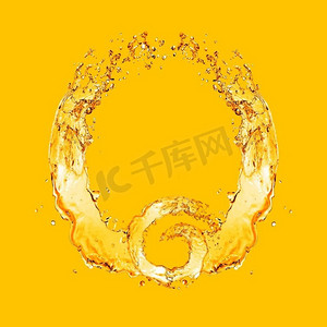 抽象的会徽，在黄色背景上泼洒鲜艳的啤酒，并留有文案空间。把啤酒泼成酒杯的形状。