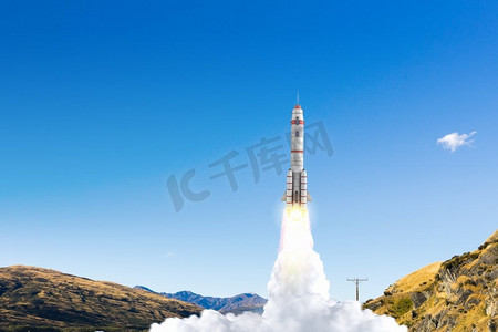 火箭发射塔简笔画摄影照片_火箭太空船。军用导弹在蓝天高飞
