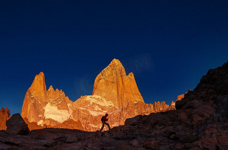 最美证件照摄影照片_著名的Cerro Fitz Roy-阿根廷巴塔哥尼亚最美丽、最难辨认的岩石山峰之一