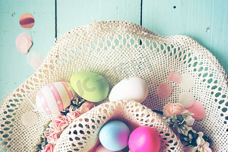 一个美丽的和丰富多彩的特写单位复活节彩蛋在平原粉彩的颜色和条纹在篮子与鲜花和空间