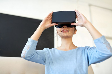 虚拟现实现实摄影照片_技术、增强现实和人们概念快乐的女人在办公室戴着虚拟耳机。办公室戴着虚拟现实耳机的快乐女人