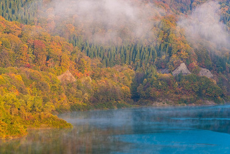 秋田东北秋田玉川大坝的晨雾与秋天的湖泊和森林