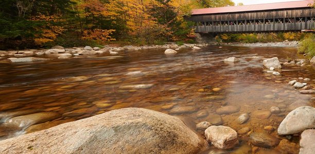 秋天，美国新罕布什尔州白山国家森林公园的斯威夫特河和旧覆盖的奥尔巴尼大桥。秋天在新英格兰。 