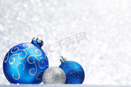 抽象闪光银色背景上的装饰性圣诞球