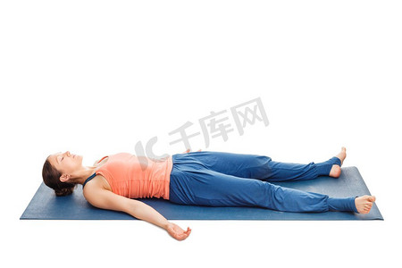 挺尸式摄影照片_妇女放松瑜伽体位Savasana—尸体姿势孤立在白色。妇女放松在瑜伽asana Savasana