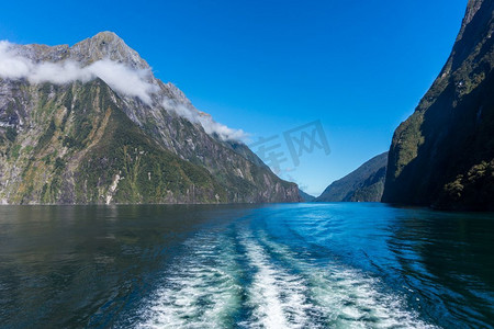 在新西兰南岛米尔福德湾的渡轮巡航。