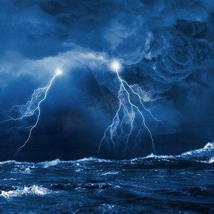 天气闪电摄影照片_夜间有暴风雨。在暴风雨的海面上闪电的黑夜图像