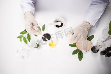 医生女科学家在实验室用草药叶维生素补充剂矿物质替代治疗研究制作