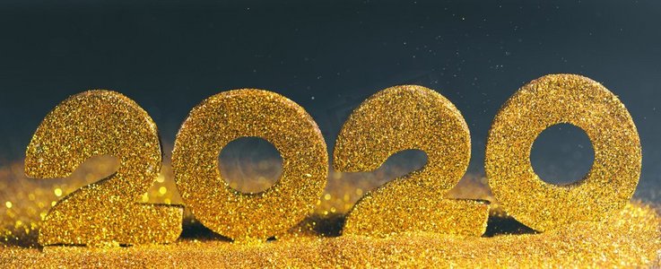 2020新年奢华设计理念。金色2020新年水平模板与金色闪闪发光的蓝色背景。2020新年奢侈品设计