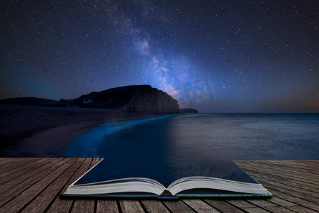 令人惊叹的充满活力的银河系合成图像在多塞特郡西湾长曝光的景观出来的页面在神奇的故事书