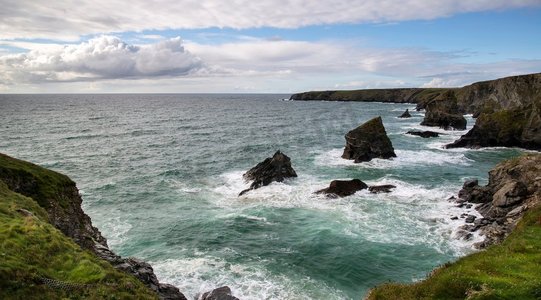 海景。英国康沃尔日落时著名的岩石堆贝德鲁森台阶景观