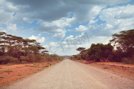 在非洲的野生动物和极端旅行。干旱山地景观与灰尘在越野车探险的道路。