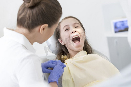 医生在牙科诊所检查患者的口腔